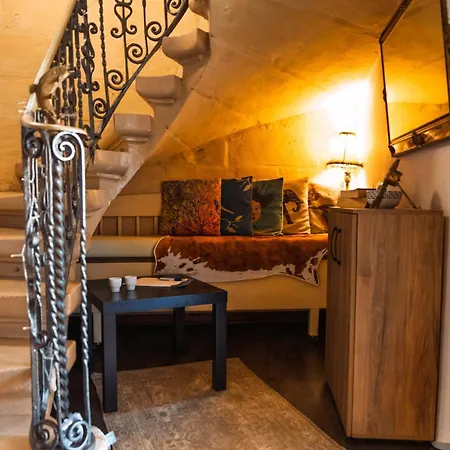 Stylish Maltese 2br Townhouse With Harbour Views *