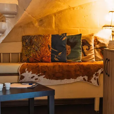 Stylish Maltese 2br Townhouse With Harbour Views
