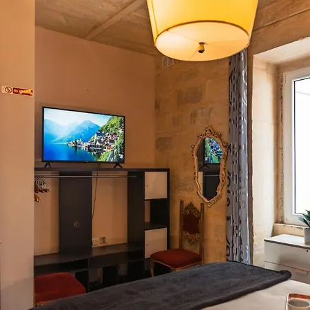 Stylish Maltese 2br Townhouse With Harbour Views