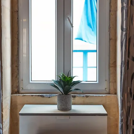 Stylish Maltese 2br Townhouse With Harbour Views * Cospicua