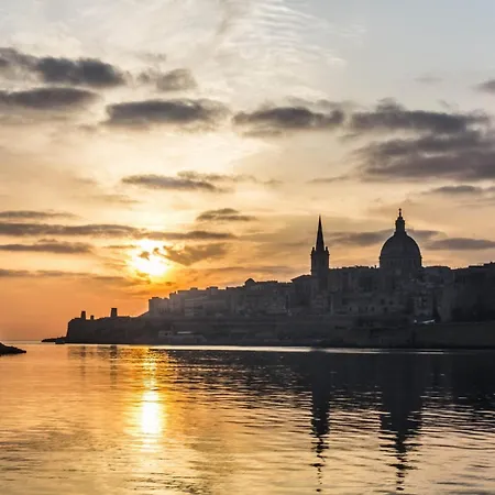 Stylish Maltese 2br Townhouse With Harbour Views * Cospicua