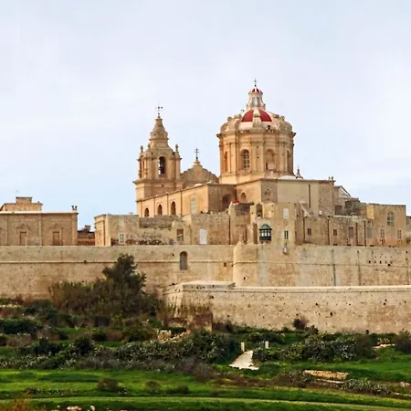 Stylish Maltese 2br Townhouse With Harbour Views *